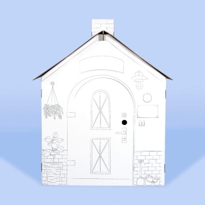 Casa decorativa branca de papelão com desenhos de porta e elementos