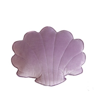 Almofada cor de rosa antigo em forma de concha feita de tecido aveludado