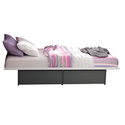 Cama individual com colchão branco e mantas coloridas com riscas