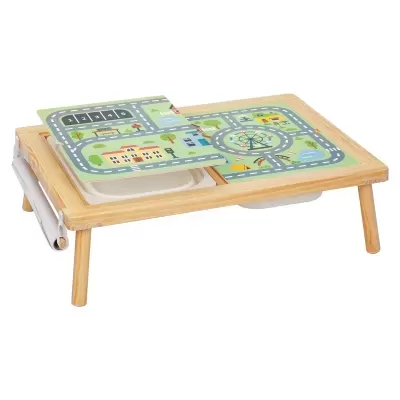 Mesa de brincar infantil em madeira com tampas de estradas e tabuleiros brancos