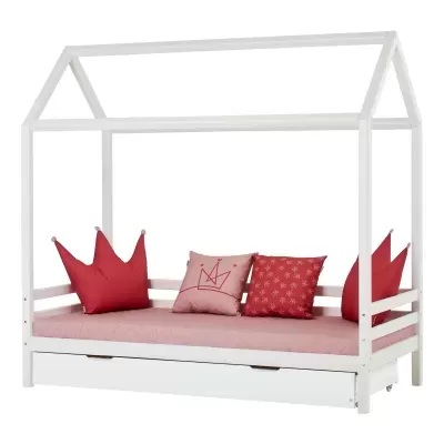 Cama infantil branca em forma de casinha com colchão rosa e almofadas decorativas vermelhas e rosa