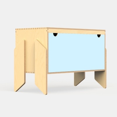 Móvel em madeira clara com painel azul claro