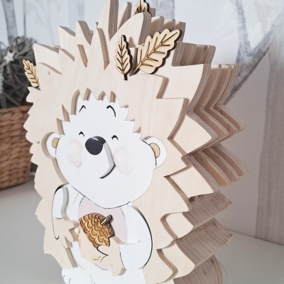 Escultura decorativa em madeira em forma de ouriço com folhas e pinha