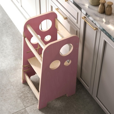 Estrutura de madeira rosa com prateleiras ao lado de armários brancos de cozinha