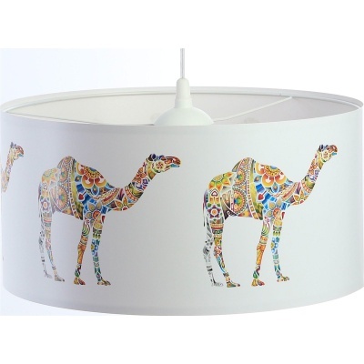 Candeeiro de teto branco com camelos coloridos em padrão decorativo