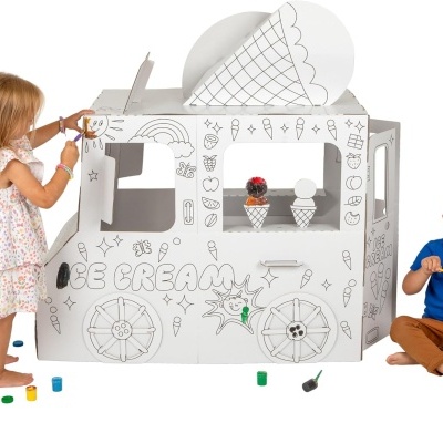 Carro de gelados de cartão branco para pintar com crianças pintando