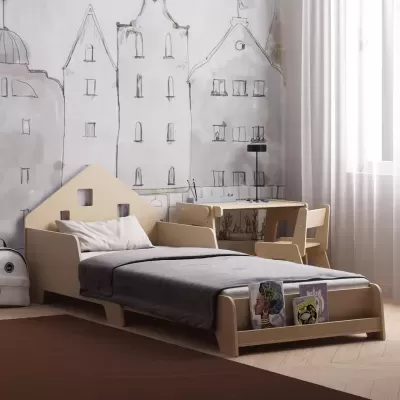Quarto infantil com cama em forma de casinha, móveis de madeira clara e parede desenhada