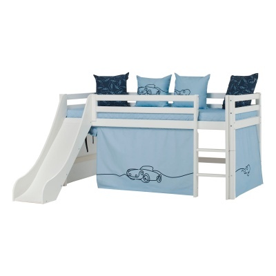Cama infantil branca com escorrega e escada e roupa de cama azul com desenhos de carros.