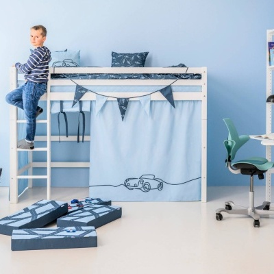 Cama alta branca com decoração azul e móveis infantis