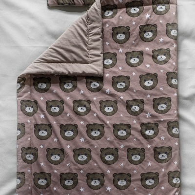 Conjunto de cama infantil com estampado de ursos e estrelas em castanho claro