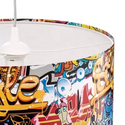 Abajur de teto com cúpula cilíndrica decorada com grafitis coloridos