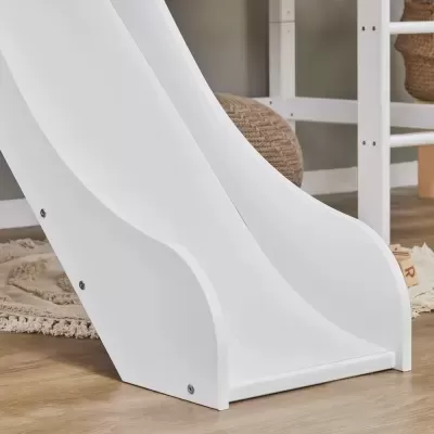 Escorrega infantil branco em madeira, em ambiente interior com tapete bege e estante branca