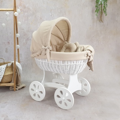 Carrinho de bebé em vime branco com interior bege e rodas de madeira brancas