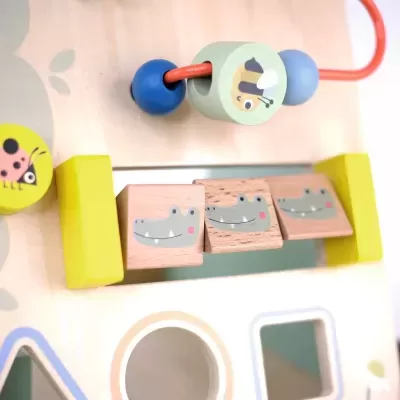 Brinquedo de madeira infantil com blocos coloridos e ilustrações de animais