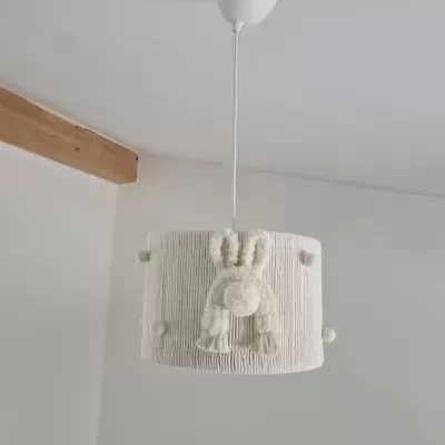 Luminária pendente branca com design de coelho e textura em relevo.