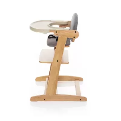 Cadeira alta para bebé em madeira clara com almofada cinza e bandeja bege