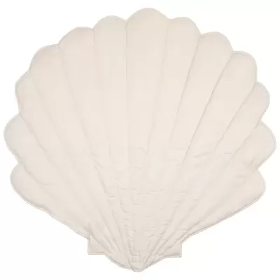 Travesseiro decorativo branco em forma de concha com textura acolchoada