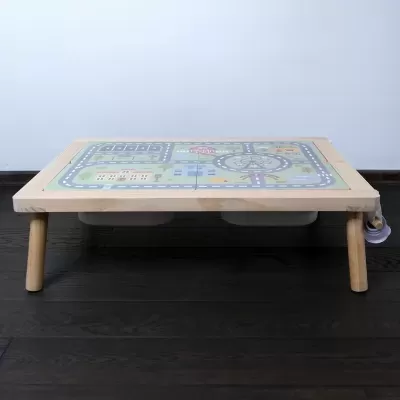 Mesa infantil com desenho de ruas e parque de diversões no tampo