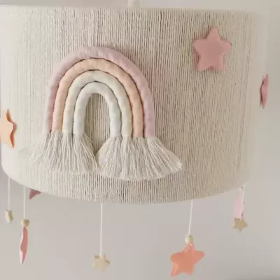 cúpula de luminária bege claro com arco-íris tecido e estrelas penduradas