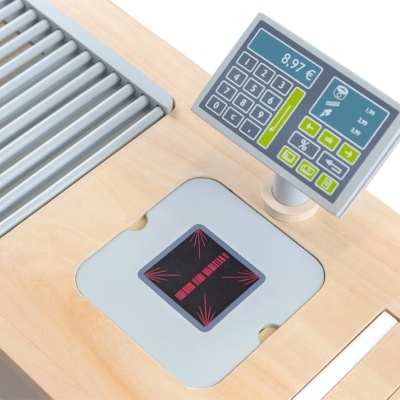 Caixa registadora de madeira clara com visor digital e leitor de código de barras