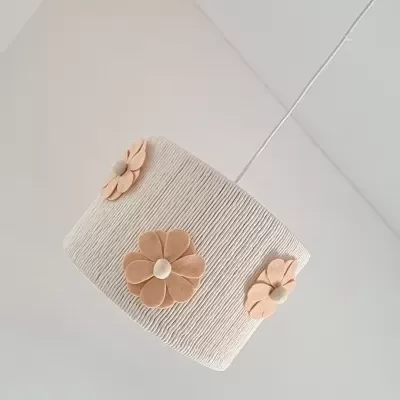 Candeeiro de teto redondo branco com flores cor de pêssego decorativas