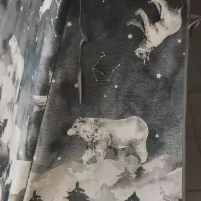 Toalha ou manta com ursos polares, árvores, estrelas e constelações em cinza e branco