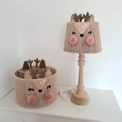 Candeeiro de mesa e cesto organizador com design de corça, tecido bege e pompons cor-de-rosa