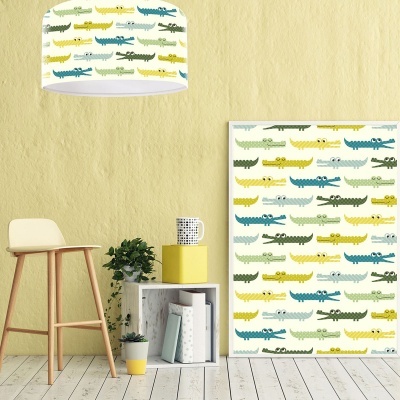 Abajur de teto e quadro com padrão de crocodilos coloridos decorando parede amarela
