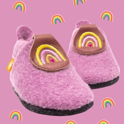 Sapatinhos de bebé cor-de-rosa com arco-íris bordado em pele castanha e sola preta
