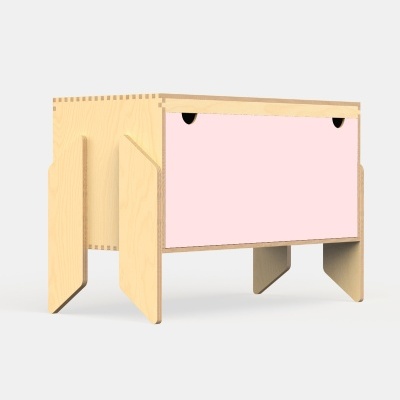 Móvel de madeira clara com porta deslizante rosa