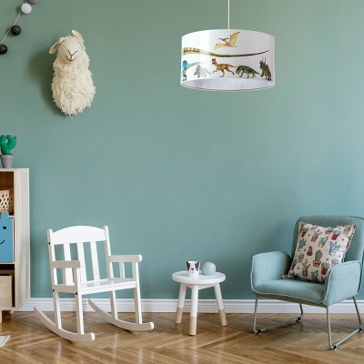 Quarto infantil com móveis e peluches coloridos e candeeiro com desenhos de dinossauros