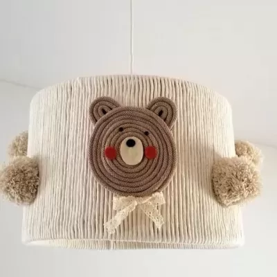 Abajur de teto creme com rosto de urso em feltro castanho e pompons castanhos