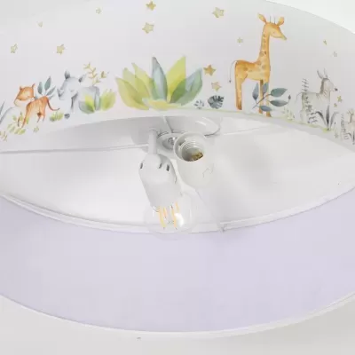 Candeeiro de teto branco com decoração de animais e plantas em tons suaves