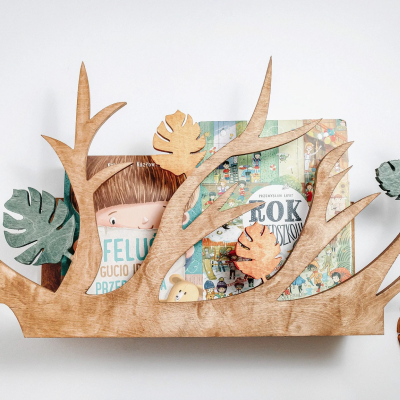 Prateleira decorativa de madeira com folhas e livros infantis
