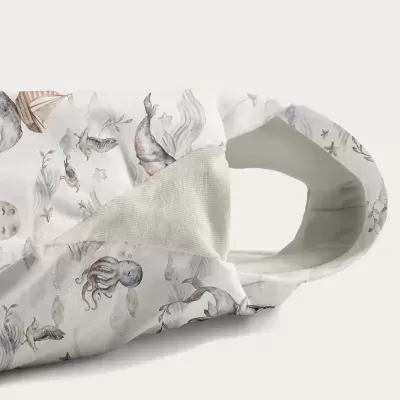 Capa estampada com animais marinhos e elementos aquáticos em tecido branco.