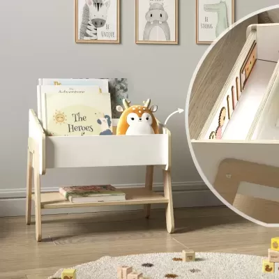 Estante infantil em madeira clara com prateleira inferior e compartimento superior branco para livros e brinquedos, com livros e peluche, em ambiente infantil com quadros na parede.