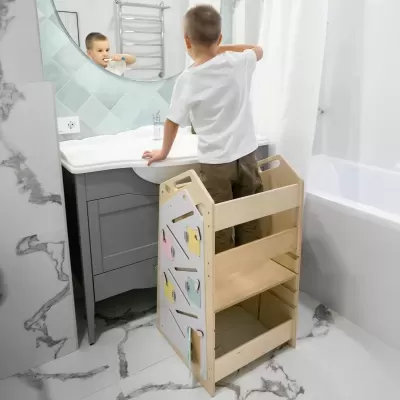 Criança a escovar os dentes usando torre de aprendizagem de madeira