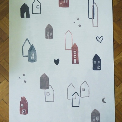 Tapete branco com padrão de casinhas coloridas e pequenos símbolos