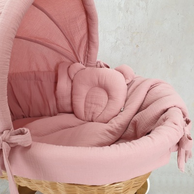 Berço de bebé em vime com tecido cor-de-rosa e almofada em forma de urso