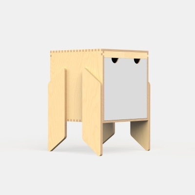 Móvel de madeira clara com porta cinzenta e detalhes circulares pretos