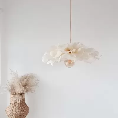Candeeiro de teto com cúpula branca franzida e vaso trançado com plantas secas
