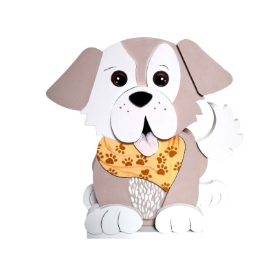 Boneco decorativo de cão com bandana amarela com patas