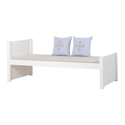 Sofá cama branco com almofadas azuis claras e cruz bege