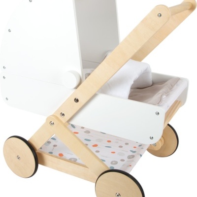 Carrinho de brincar para bonecas em madeira clara e branca com tecido de pintas coloridas na base inferior