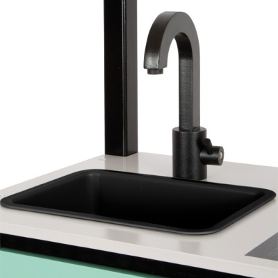 Pia de cozinha com torneira preta curva e bancada branca