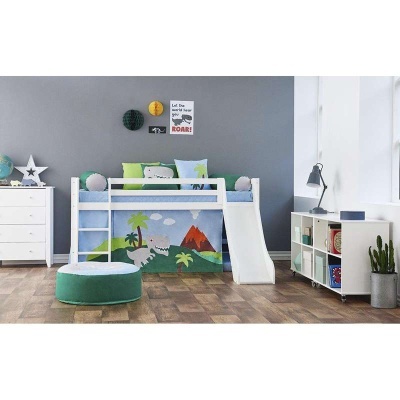 Cama infantil branca com escorrega e painel de dinossauros