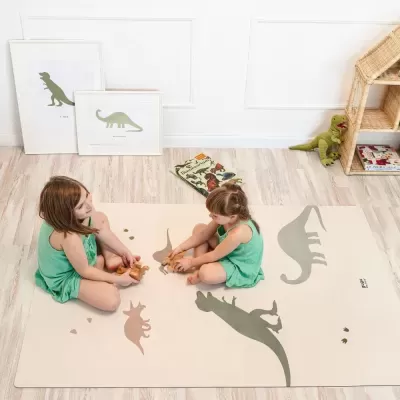Tapete com padrão de dinossauros em quarto infantil com duas crianças a brincar