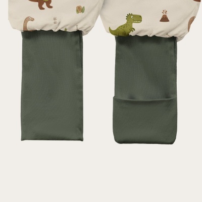 Pijama de criança com dinossauros e pernas verdes escuras