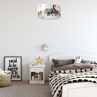 Quarto infantil com cama branca, colcha com padrão preto, candeeiro de teto com dinossauros