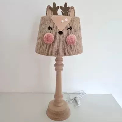 Candeeiro de mesa com cúpula em forma de rena, madeira castanha clara e detalhes cor de rosa